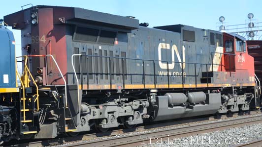 Locomotive CN2694 right side / coté droit